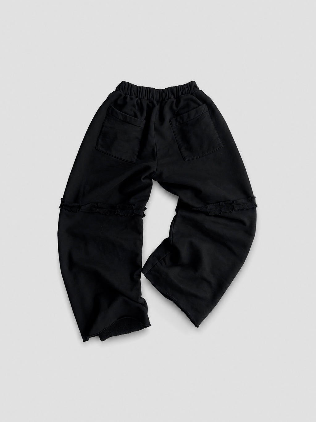 SWEATPANT NEGRO TODAVÍA AQUÍ